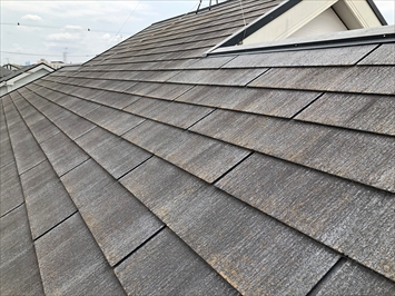 日野市新町にて屋根の点検、既存の屋根材はグリシェイドクアッドでした